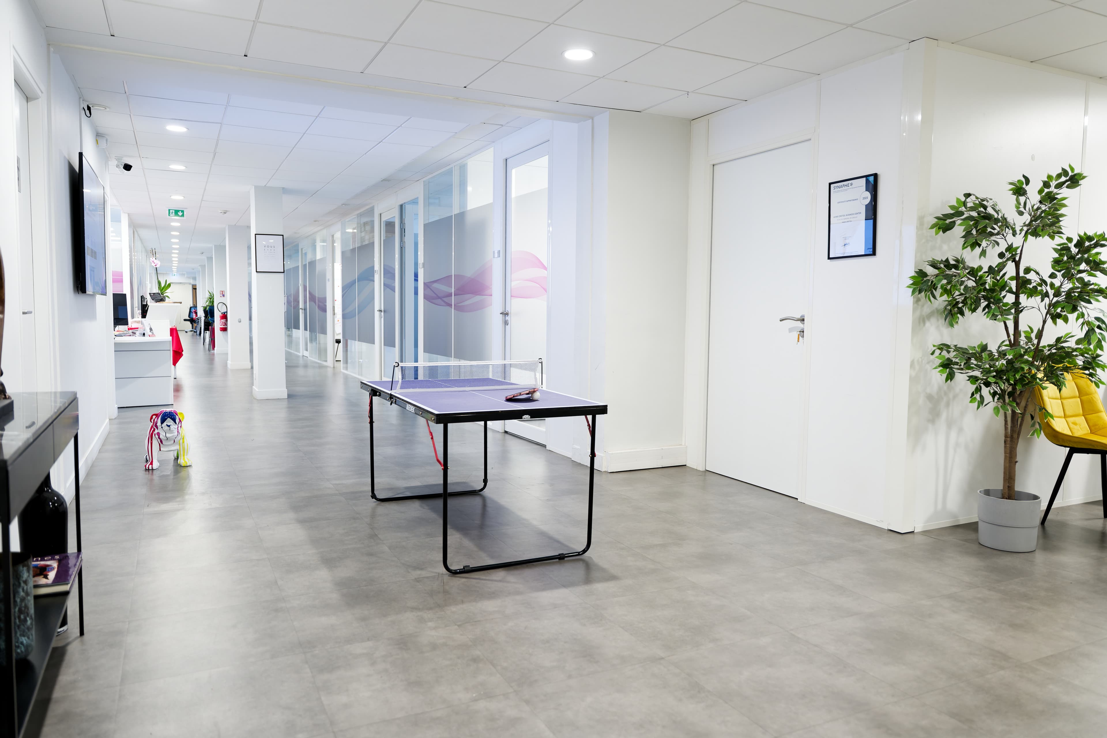 Espace commun du centre d’affaires avec circulation et table de ping-pong