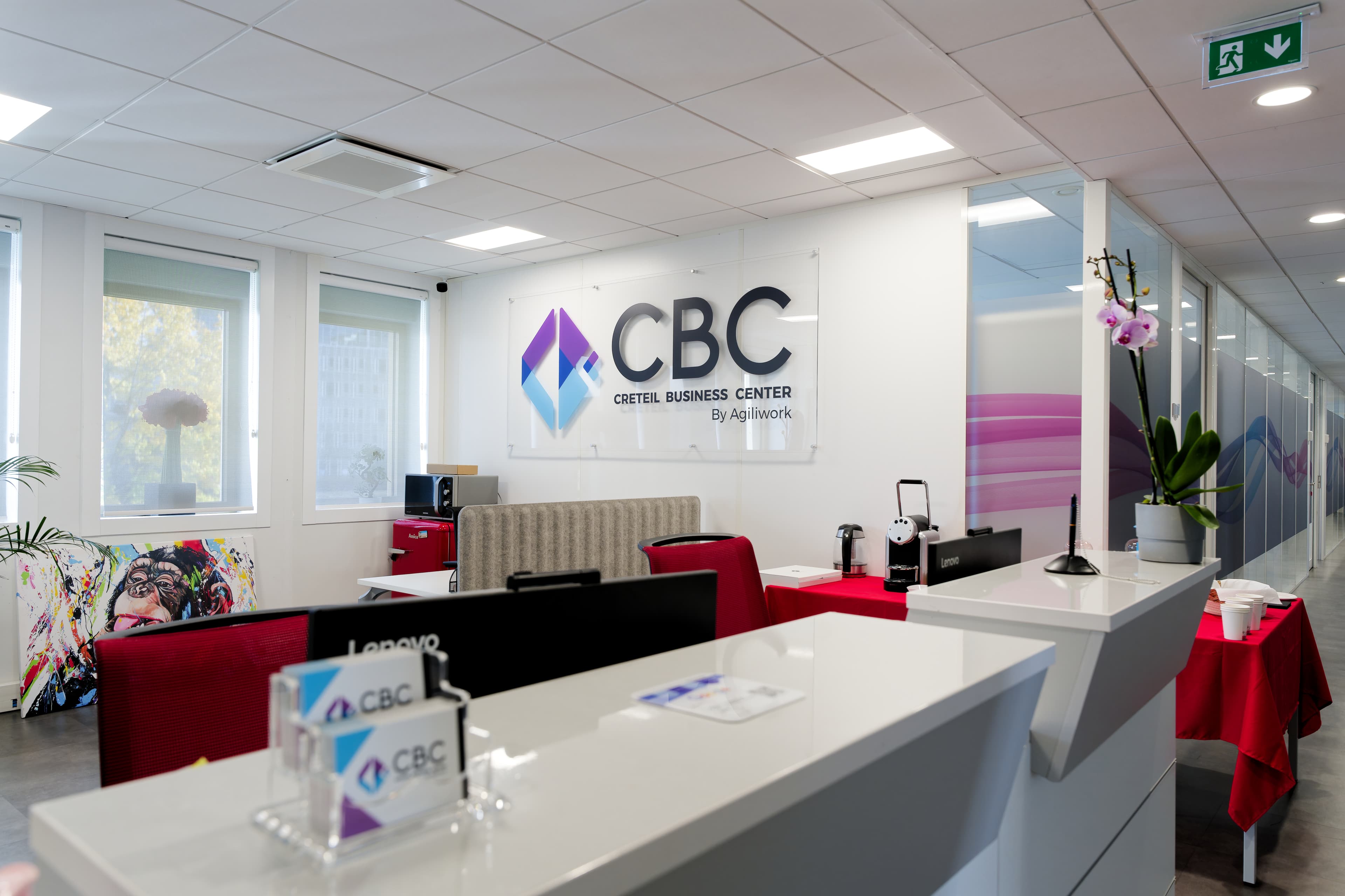 Accueil du Créteil Business Center avec comptoir et logo mural